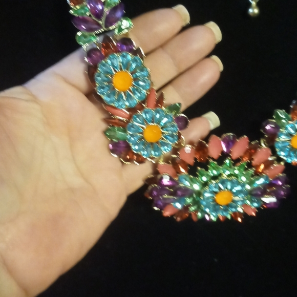 Charming Charlie statement collar bib necklace 18 to 22 inches long - Picture 3 of 11